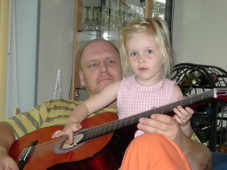 Shannon speelt gitaar
